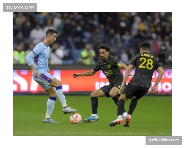 足总杯赛后低级别球队球员互换球衣 展现友谊与体育精神